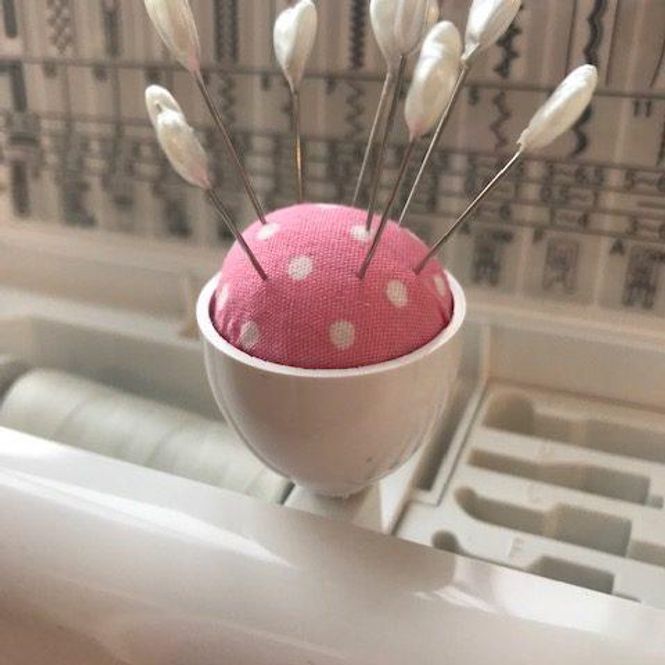 Hovedbilde Nålepute til å sette på Janome symaskin rosa m/ hvite ...